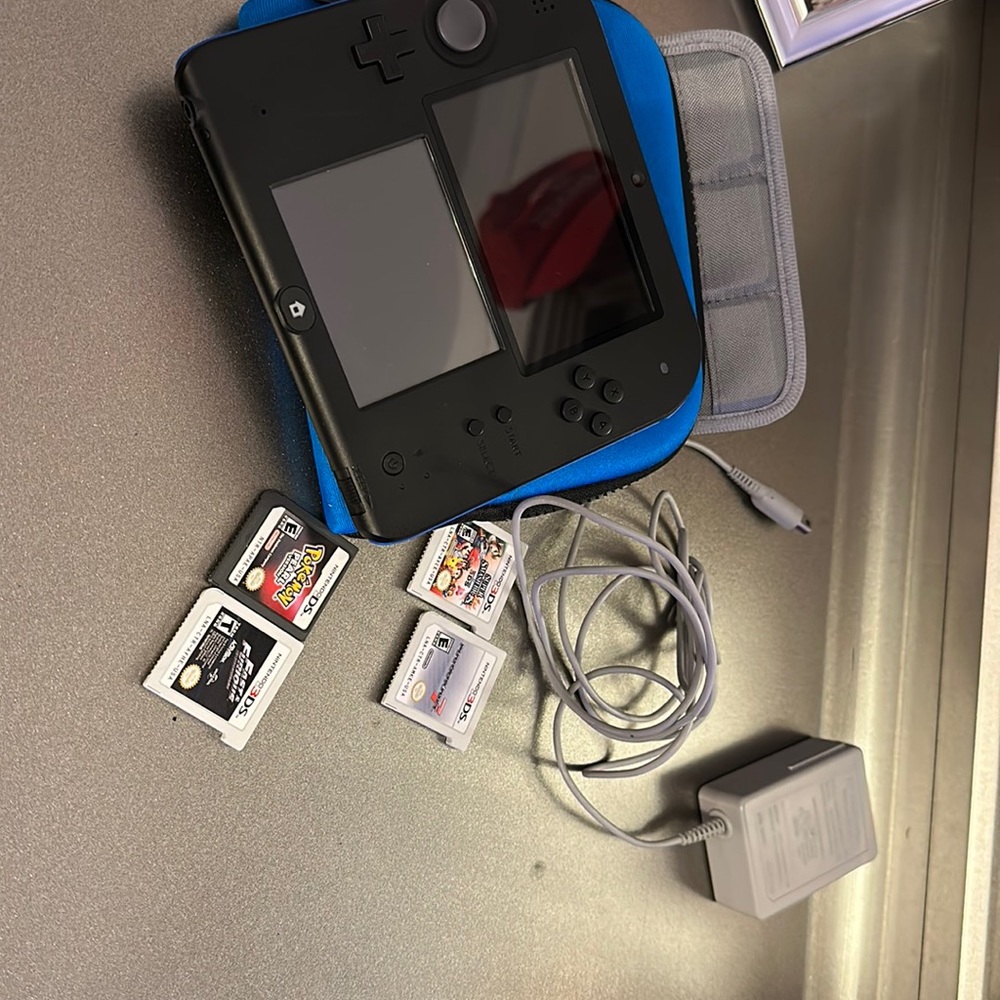 NINTENDO 2DS WITH GAMES, CASE & CHARGER